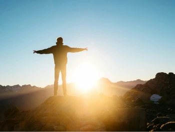 Eine Person genießt die Freiheit und Freude